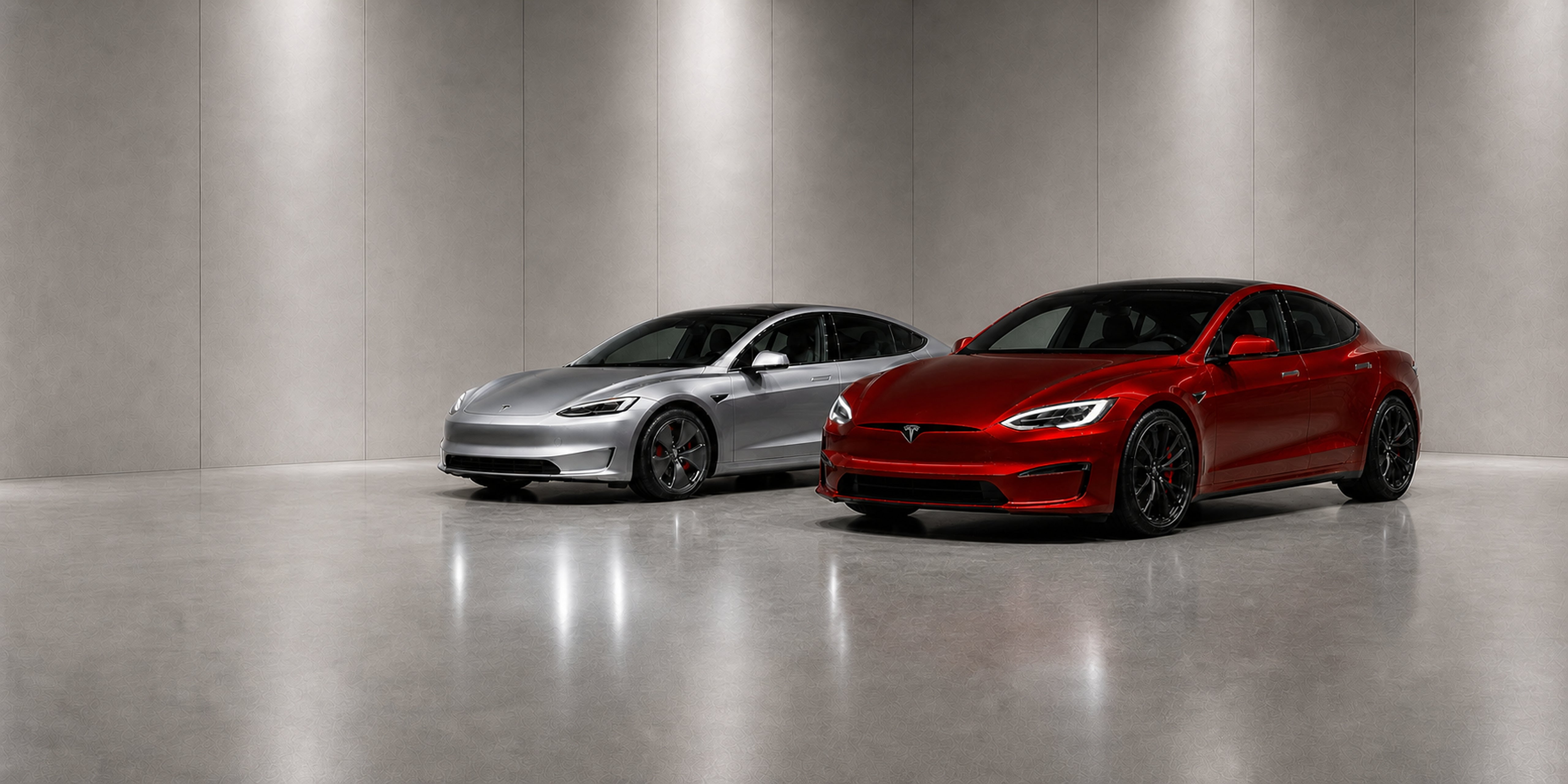 Mörkröd Tesla Model S Performance och en grå Tesla Model 3 Highland av den nya generationen i en ljus och modern miljö